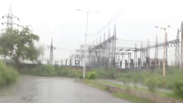 在雨季的乡村道路上驾驶汽车视频素材