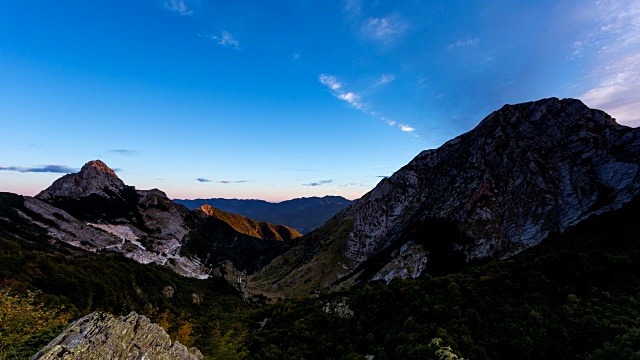 卢卡-约2015年:黑夜到白天的日出时间流逝的Apuane阿尔卑斯山视频下载