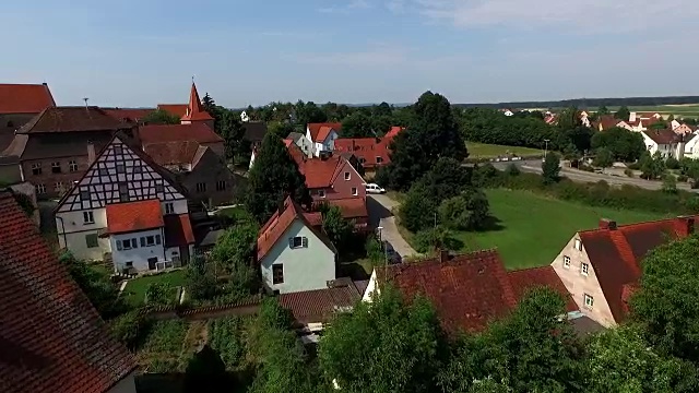 无人机在德国Abenberg的屋顶上空视频下载