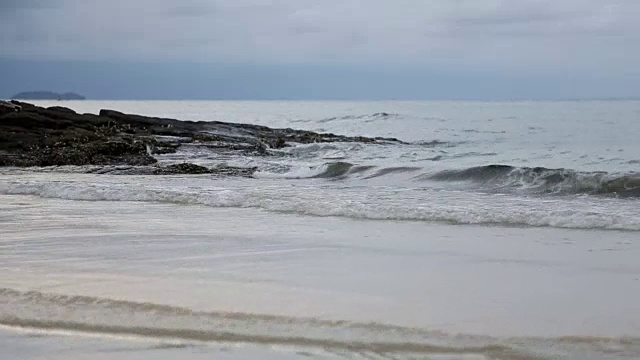 热带海滩上的石头:高清VDO视频素材