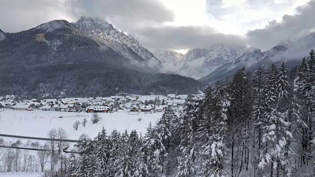 在冬天，山上的树梢环绕着一个山谷视频素材