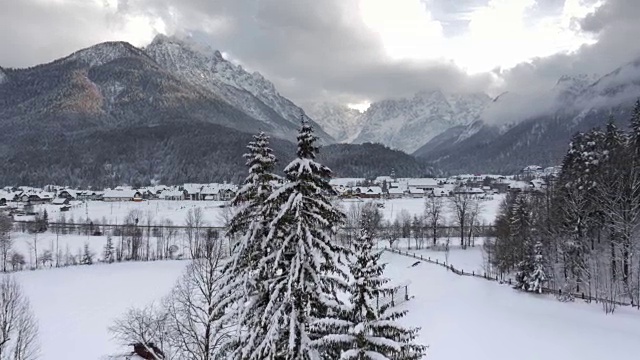 空中飞行在一个多雪的山谷视频素材