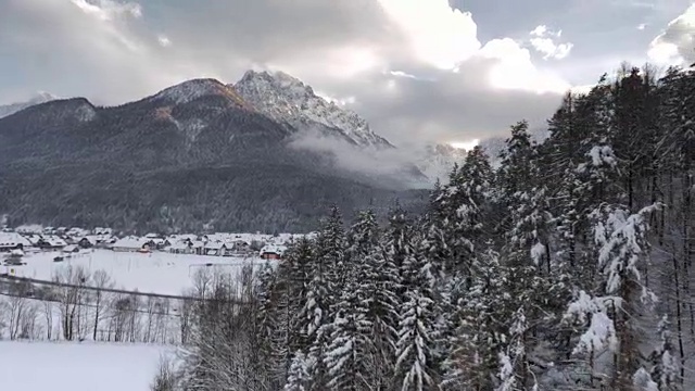 绕着小山进入一个被雪覆盖的高山山谷视频素材