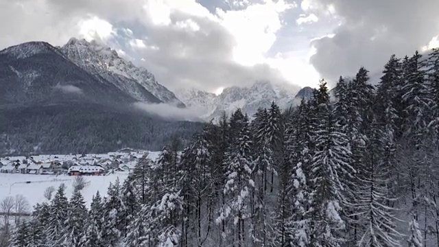 空中拍摄的雪山峡谷下面的山顶视频素材