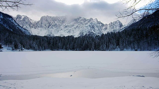 大雪覆盖着大山下面的山谷视频素材