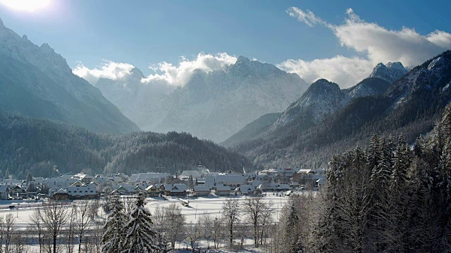 白雪覆盖的山谷沐浴在阳光下视频素材