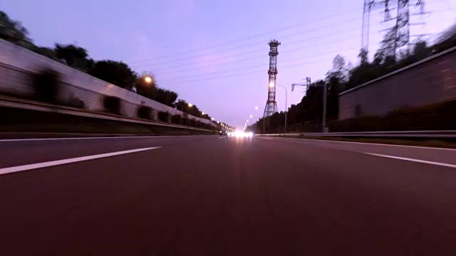 在早晨驾驶高速公路-后视镜- 4K-视频素材