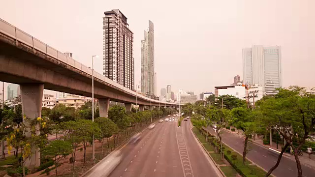 4K时间从白天到夜晚:曼谷街头傍晚的交通状况。视频素材