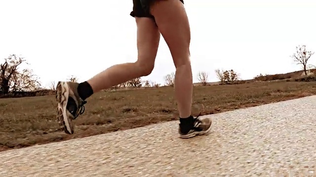 SLO MO TS女跑步者沿着乡村道路跑视频素材