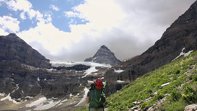 登山者沿着山路走向高耸的山峰视频素材