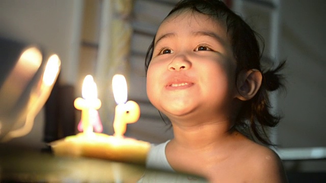 带着生日蛋糕的漂亮小女孩视频素材