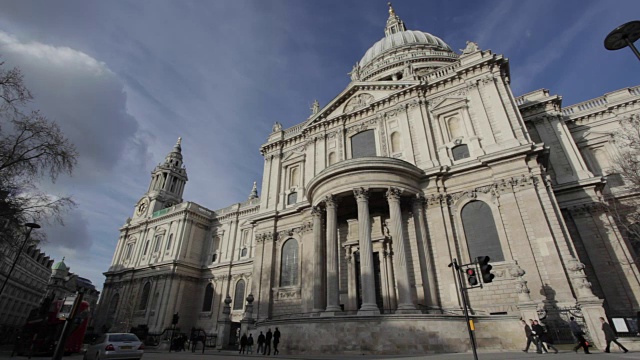 St Paulâs Cathedral and Bus Passing, City of Westminster, London, England, UK视频素材