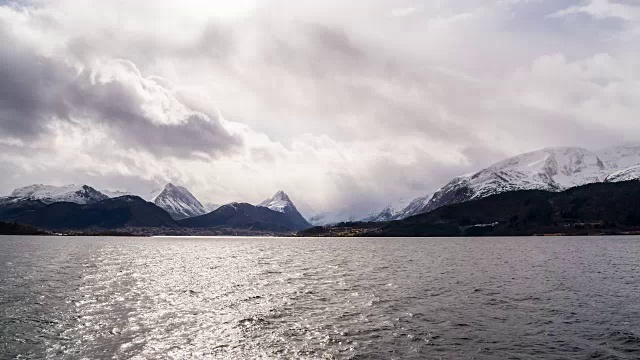 在帆船上探索挪威峡湾视频素材