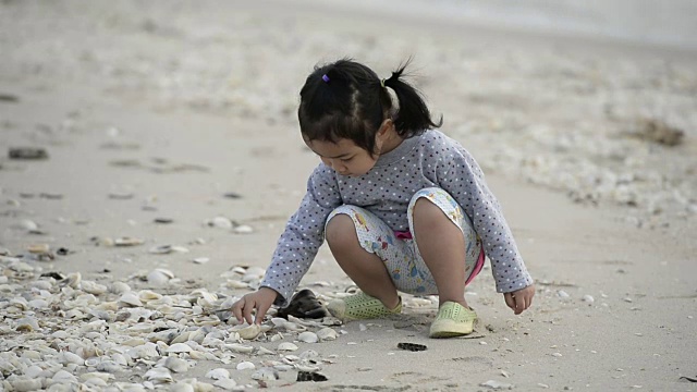 孩子们白天在海滩上玩耍视频素材