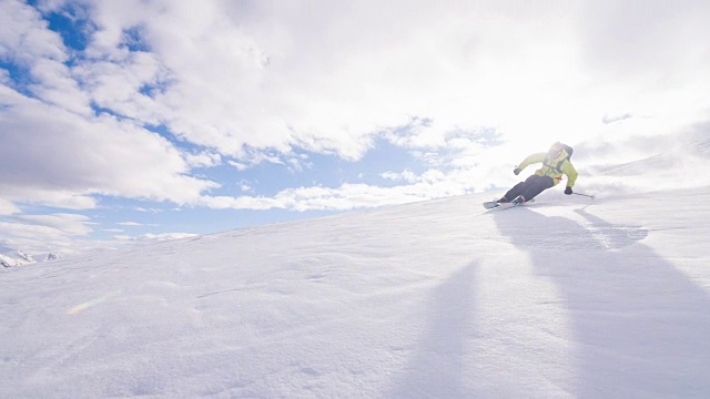 自由式滑雪者滑雪粉雪与峡湾的背景视频素材