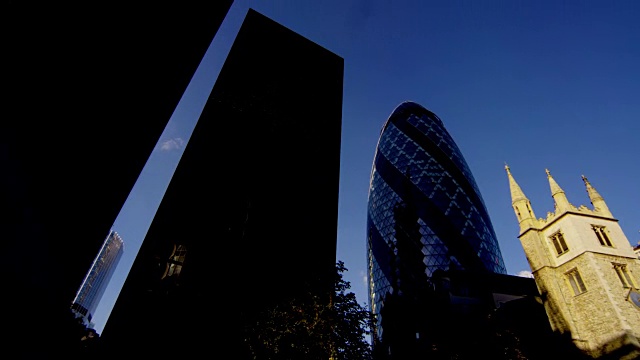 2015年9月伦敦:Gherkin and Cheesegrater倾斜平底锅拍摄-红龙视频素材