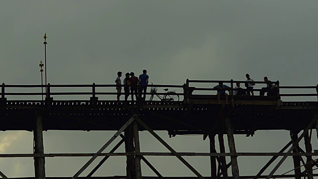 在旧木桥上的人们是在雨季视频素材