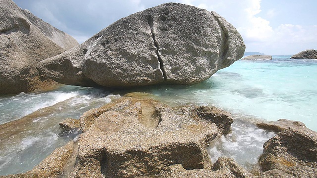 海浪撞击大岩石视频素材