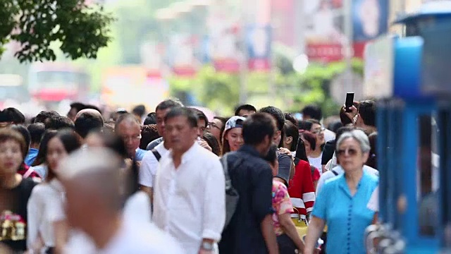 中国上海，游客在人民广场散步视频下载