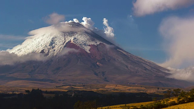 2015年9月25日，厄瓜多尔科托帕希火山爆发水蒸气视频素材