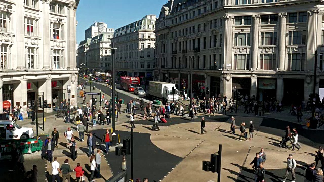 行人穿过著名的牛津广场，英国伦敦视频素材