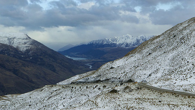 汽车在雪地上行驶视频素材