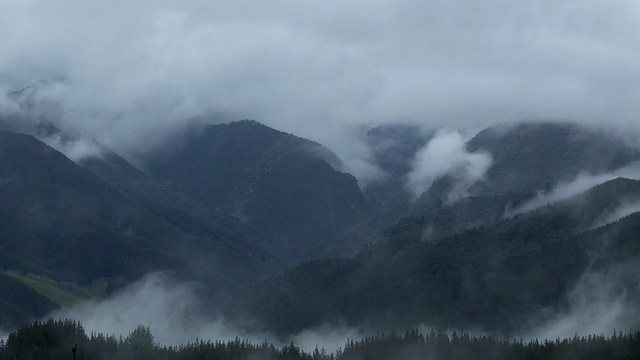 云翻山越岭视频素材