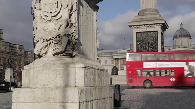 Nelsonâs Column and Red Bus，特拉法加广场，威斯敏斯特，伦敦，英国，英国视频素材