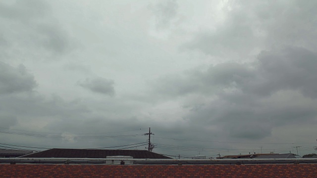 4K，屋顶上暴风雨的天空。日本东京视频素材