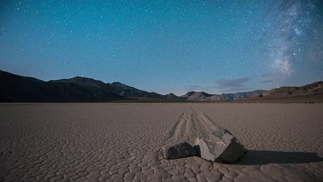 死亡谷时间流逝与岩石和月亮打击视频素材