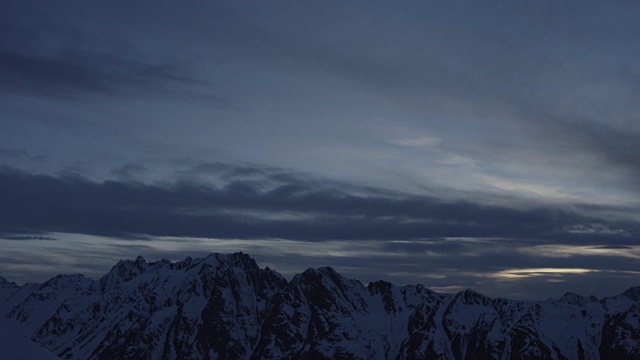 在奥地利蒂罗尔的阿尔卑斯山上，夕阳下的田园诗般的风景。视频素材