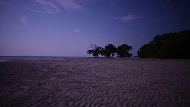 退潮时的夜晚海滩。视频素材