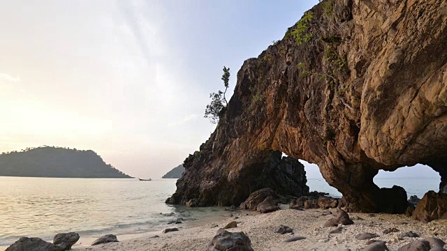 著名的岩层，泰国安达曼海Koh Khai视频素材