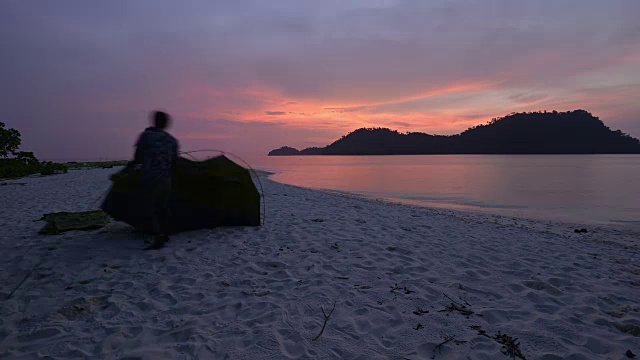 夏天在海滩上露营视频素材