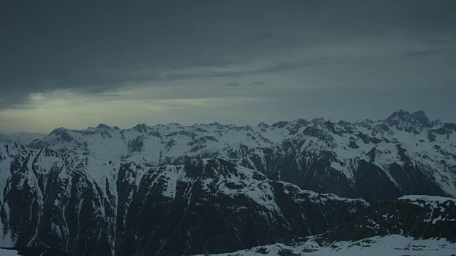 一个非常缓慢的平底锅在一个神秘的雪山风景。视频下载