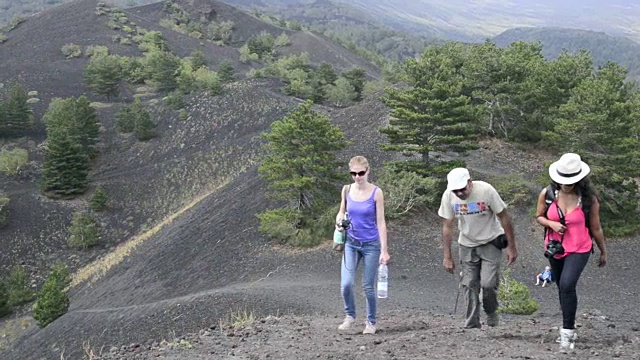 游客探索古老的熔岩流从埃特纳火山喷发，西西里岛，联合国教科文组织世界遗产，意大利，欧洲视频素材