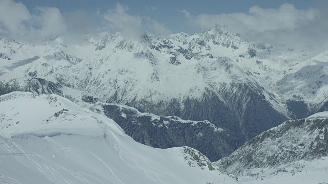 山脉全景和山顶滑雪缆车的时间流逝。视频素材