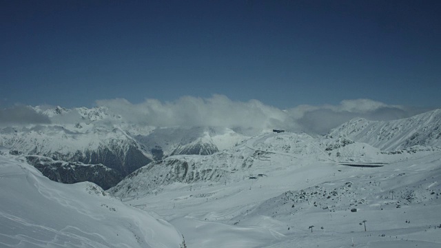 山脉全景和山顶滑雪缆车的时间流逝。视频素材