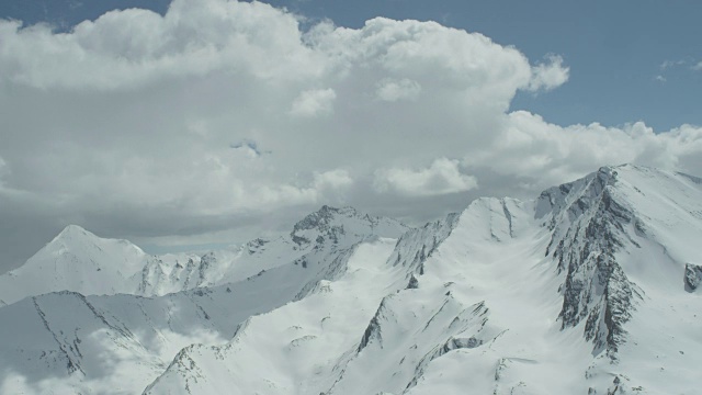 高山上空云层的时间间隔。视频下载