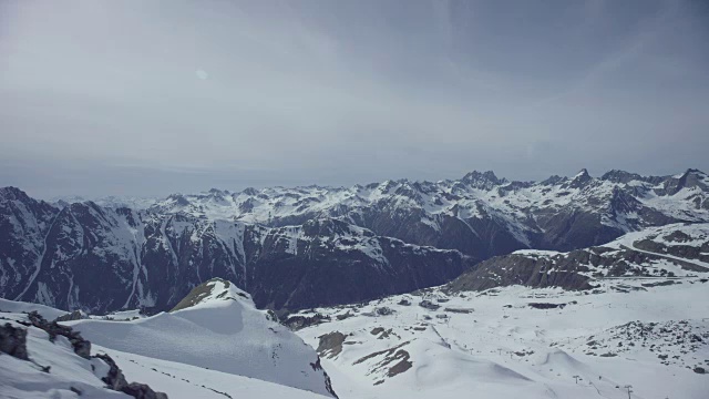 多莉沿着美丽的山景。视频素材