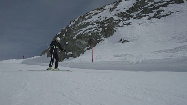 在前面有摄像机的单人滑雪者滑雪障碍下坡的多莉。视频素材