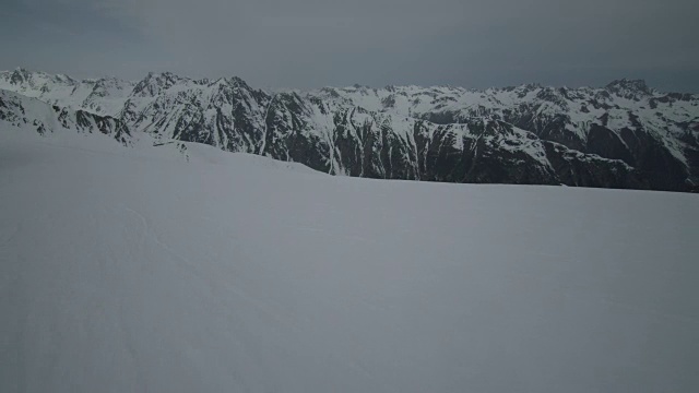 孤身一人滑雪下坡的多莉。视频下载