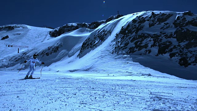 一名滑雪运动员在夜间跳跃。视频素材