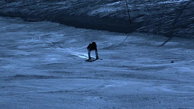 滑雪者晚上滑雪下山的超级慢动作。视频下载