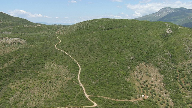 希腊伯罗奔尼撒半岛卡拉马塔山橄榄林和土路鸟瞰图视频素材