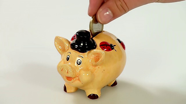 CU手拍Piggybank /萨尔堡，莱茵兰普法尔茨，德国视频素材