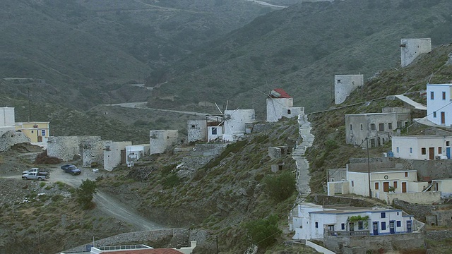 WS AERIAL ZI在雾中看到山顶上的许多房子/ Karpathos, Dodecanese，希腊视频素材