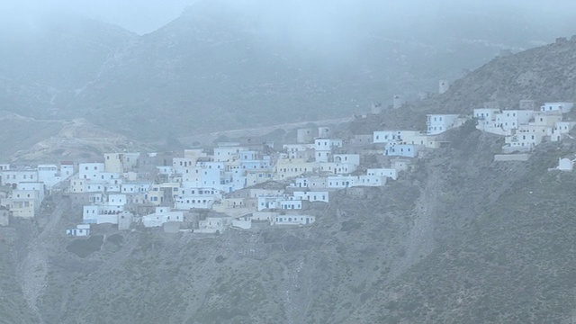 WS鸟瞰图山上的许多房子在雾/ Karpathos, Dodecanese，希腊视频素材