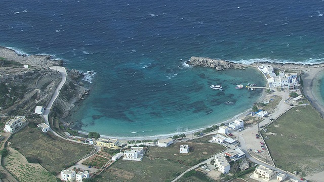 希腊，Dodecanese, Karpathos, breezy bay港口的WS AERIAL ZI视图视频素材