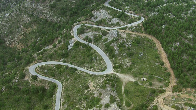 WS AERIAL TS沿着蜿蜒的长街/ Karpathos, Dodecanese，希腊视频素材